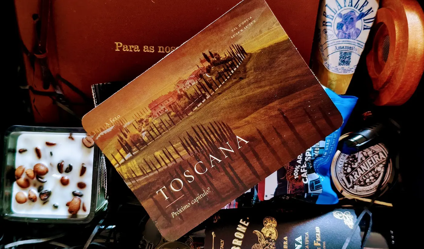 Kit sob medida com cartão-postal da Toscana escrito Próximo capítulo?, vela com grãos de café, vinho, queijo e café em grão
