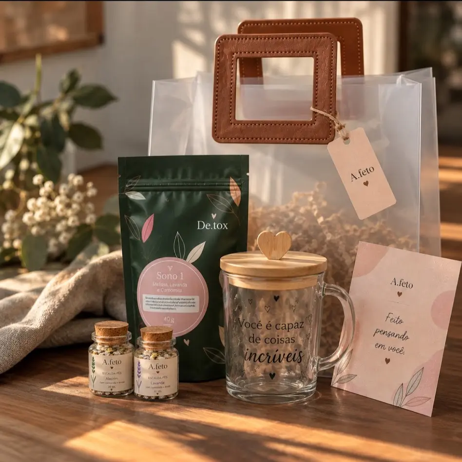 Kit Uma Dose de Pausa: caneca de vidro com tampa de bambu, chá Sono, escalda-pés de alecrim e lavanda, cartão e sacola com tag A.feto